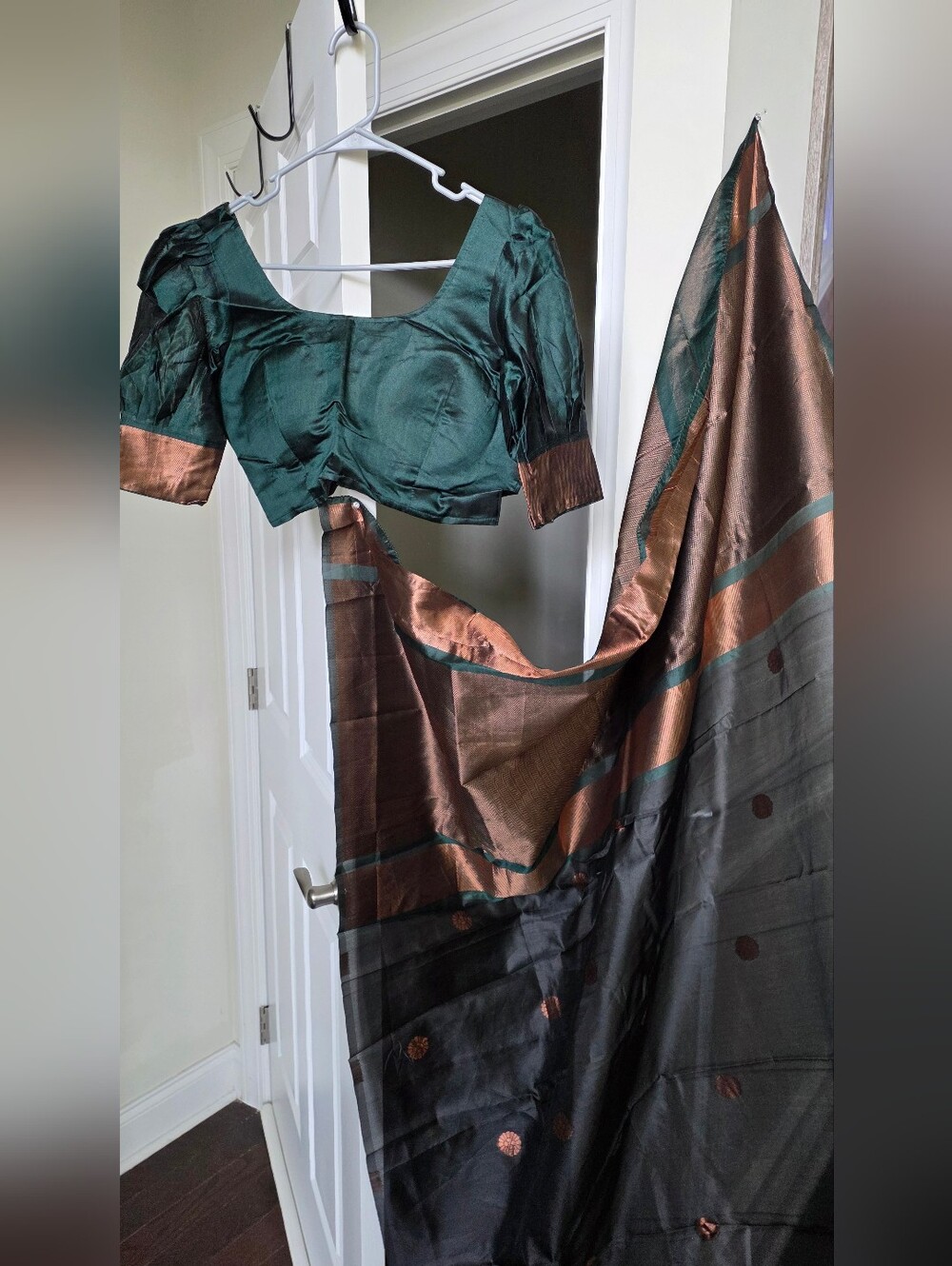 Black / Green Saree with Contrast Heavy Brocade Blouse – Bust 36 - Picture 7 of 12